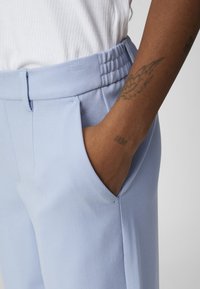 Object OBJLISA WIDE NOOS - Bukser - brunnera blue