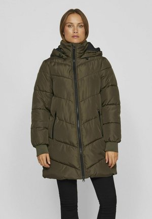Manteau rembourré vert olive avec un col haut, fermeture éclair et deux poches latérales. Présente un motif matelassé horizontal et une capuche amovible.