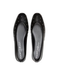 Bailarinas de cuero negro con punta redondeada, adornadas con tachuelas metálicas en la parte superior. Logo "MARTINELLI 1973" visible en la plantilla.