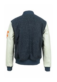 Giubbotto varsity da uomo con corpo in lana grigio scuro, maniche in pelle crema e una lettera ricamata arancione sulla manica sinistra.