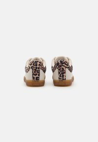 Sneaker con stampa leopardata e accenti in pelle beige, retro texturizzato e suole in gomma marrone. Design a profilo basso con colletto imbottito.