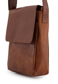 Hnědá kožená taška na rameno s klopou, hladkým povrchem, obdélníkovým tvarem a minimalistickým designem. Má viditelné švy a popruh.