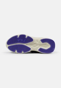 Suola di sneaker nera con superficie texturizzata, dettagli in viola e un logo distintivo, progettata per garantire aderenza grazie a un motivo ondulato.