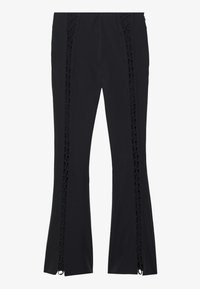 Pantalon noir évasé avec des détails de laçage en découpes sur les côtés. Confectionné dans un tissu lisse de couleur unie, sans motifs apparents.
