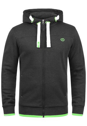 Kapuzensweatjacke aus dunkelgrauem Stoff mit weißen Kordeln und grünen Akzenten. Verfügt über seitliche Taschen und gerippte Bündchen.