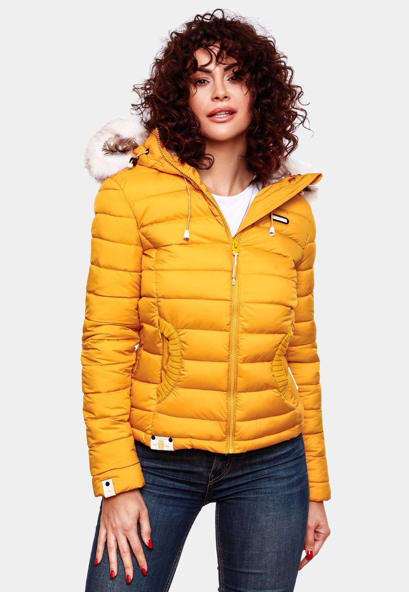 Gele pufferjas met een met bont gevoerde capuchon, ritssluiting en elastische zijpanelen. Bevat twee zijzakken en logo-accenten.