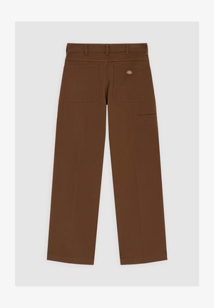 Hnědé cargo kalhoty s rovnými nohavicemi, mají dvě zadní kapsy a boční kapsu, vyrobené z pevné látky s viditelnými švy.