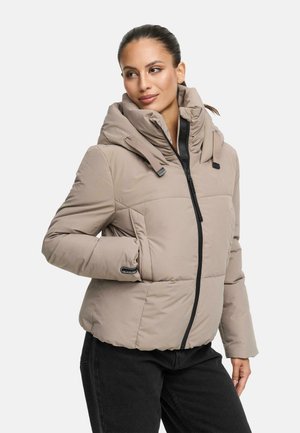 Beige Steppjacke mit hohem Kragen und verstellbarer Kapuze, ausgestattet mit einem schwarzen Reißverschluss und Bündchen. Glatte Textur mit sichtbaren Steppnähten.