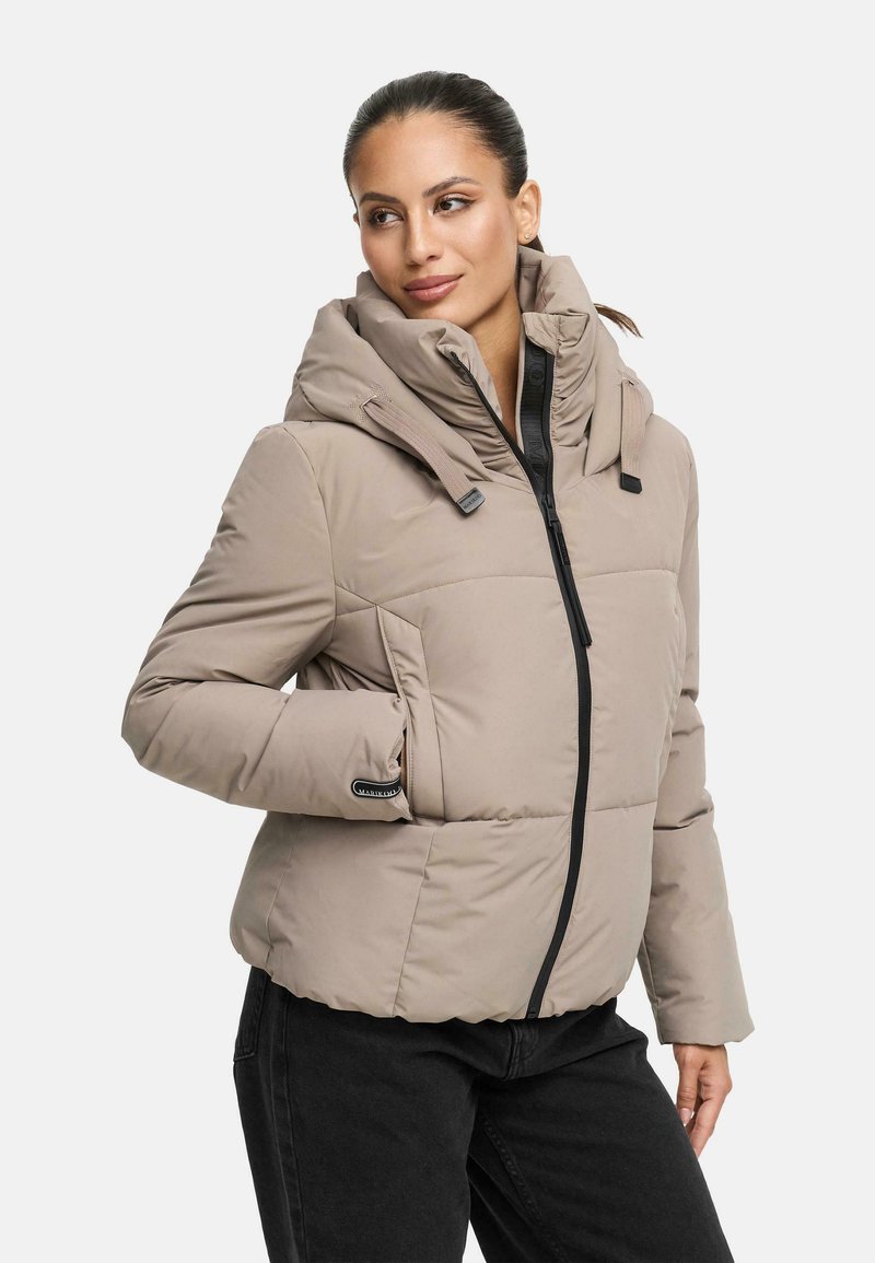 Beige puffjacka med hög krage och justerbar huva, med en svart dragkedja och manschetter. Slät textur med synliga sömnadsdetaljer.