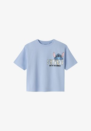 Camisa de algodón azul claro, de mangas cortas, con una gráfica de un personaje con orejas grandes y el texto "Stitch Fuera de Este Mundo."