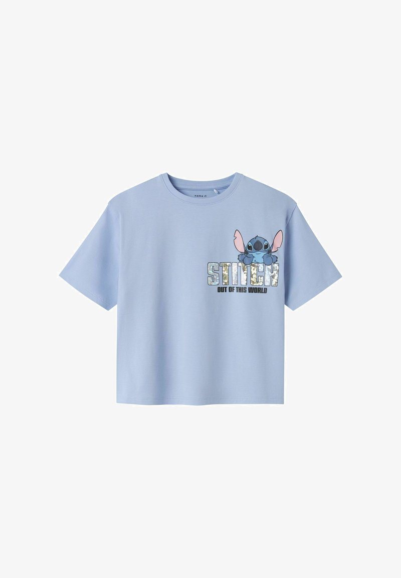 Heledsinine puuvillane t-särk, lühikesed varrukad, millel on kujutis karakterist suurte kõrvadega ja tekst "Stitch Out of This World."