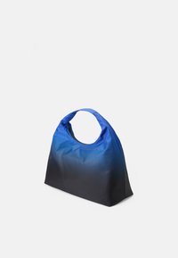 Saco de tote com gradiente azul e preto; material macio e brilhante; pega arredondada; corpo espaçoso; design minimalista sem hardware visível.