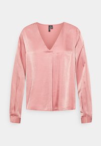 Blusa di raso rosa con maniche lunghe, scollatura a V e una texture liscia. Presenta una delicata cucitura centrale. Nessun hardware o motivo visibile.