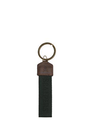Un llavero con una correa de tela verde, un acento de cuero marrón con un logo de calavera y un anillo metálico de color bronce para la sujeción.