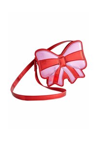 Červená a ružová crossbody taška z umelého kože v tvare mašle, s hladkým povrchom a tenkým popruhom na nosenie.