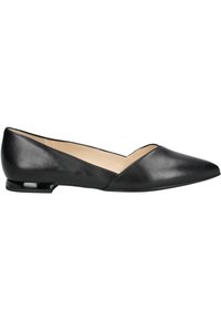 Bailarinas de piel negra con punta afilada, diseño de corte angular en el lateral y un tacón bajo y brillante. Textura suave en toda la superficie.