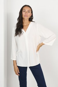 Witte, gestructureerde blouse met een V-hals, driekwart mouwen en een relaxte pasvorm, gecombineerd met marineblauwe broek.
