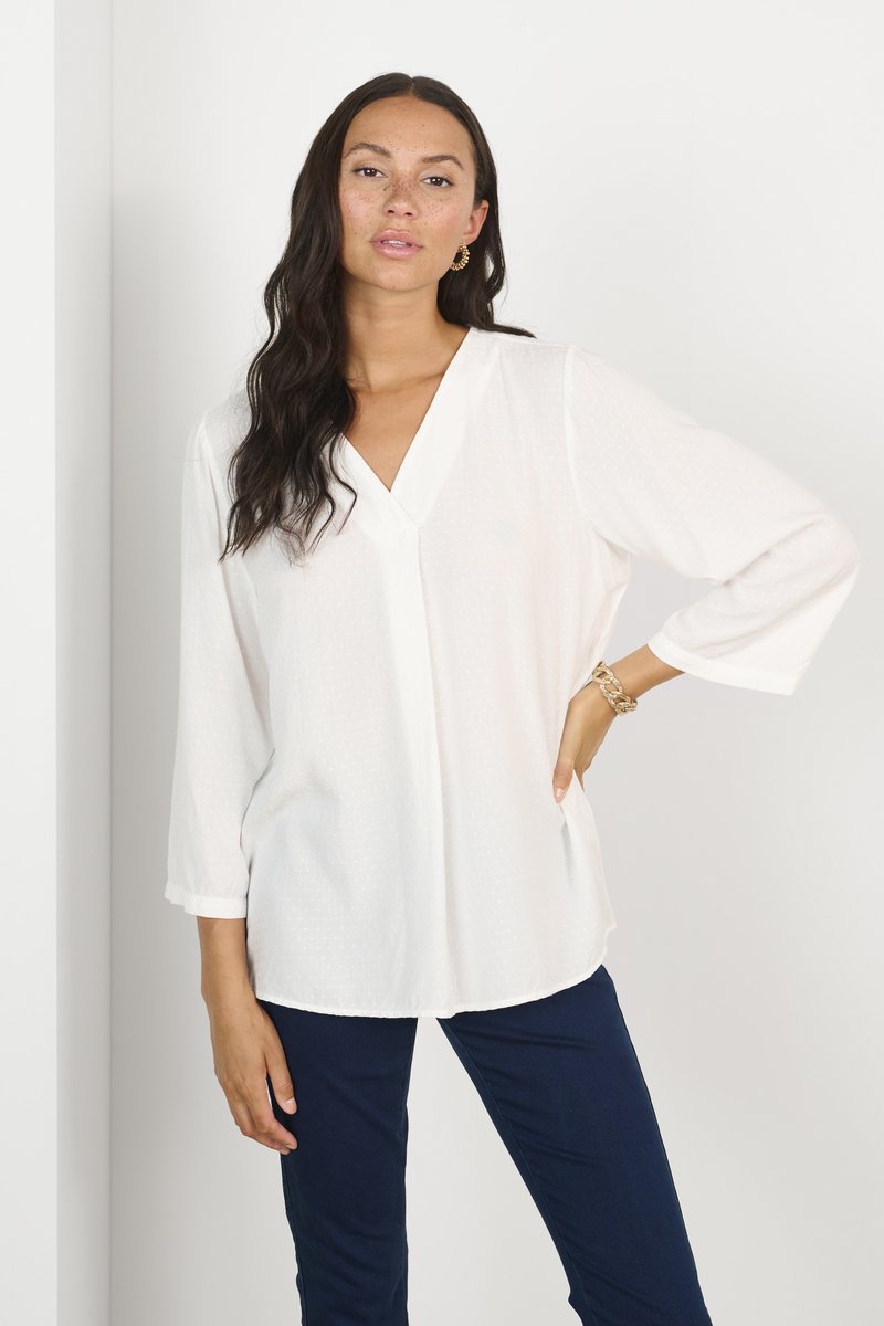 Witte, gestructureerde blouse met een V-hals, driekwart mouwen en een relaxte pasvorm, gecombineerd met marineblauwe broek.