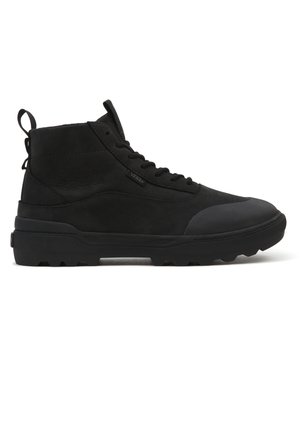 Schwarze High-Top-Schuhe mit glattem Lederobermaterial und Gummikappe an der Spitze, ausgestattet mit einer strukturierten Sohle mit tiefem Profil und einer Schlaufe zum Ziehen an der Rückseite.