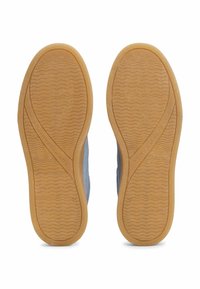 Blaue Wildleder-Sneaker mit einer strukturierten Gummisohle, die ein wellenförmiges Reifenmuster und die Marke "TOMMY HILFIGER" trägt.