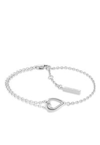 Zilveren kettingarmband met een druppelvormige bedel en een Calvin Klein-logo tag. Het ontwerp heeft gladde, gepolijste metalen en delicate schakels.