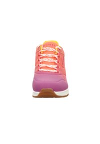 Sneaker Skechers con sfumature di rosa, tomaia in mesh testurizzato, suola bianca e lacci multicolore. Gli accenti includono una linguetta gialla e il logo.