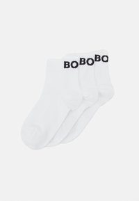 Biele bavlnené ponožky po členky, s čiernym textom "BOBO" na manžete. Mäkko pôsobiaca textúra s hladkým povrchom, vhodné na každodenné nosenie.