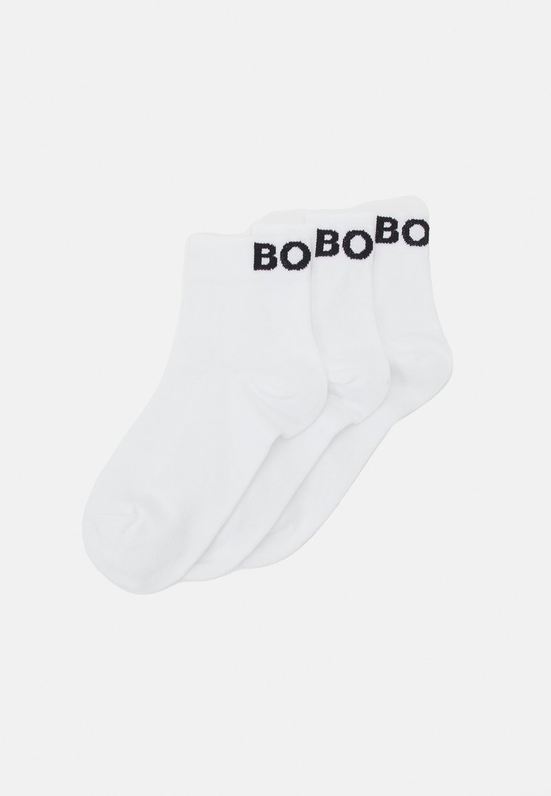 Biele bavlnené ponožky po členky, s čiernym textom "BOBO" na manžete. Mäkko pôsobiaca textúra s hladkým povrchom, vhodné na každodenné nosenie.