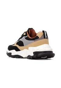 Zapatilla multicolor que presenta una combinación de materiales negros, beige, grises y blancos; ante texturizado y goma; suela moteada; diseño de caña baja.