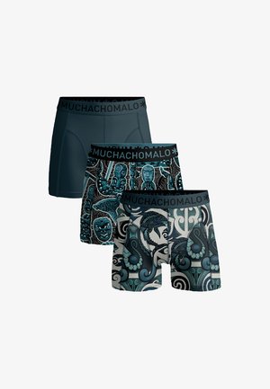 Drei Paare Herrenboxershorts, darunter ein solides dunkelgrünes Paar, eines mit blauen und weißen komplexen Mustern und ein weiteres mit detaillierten dunklen Mustern.