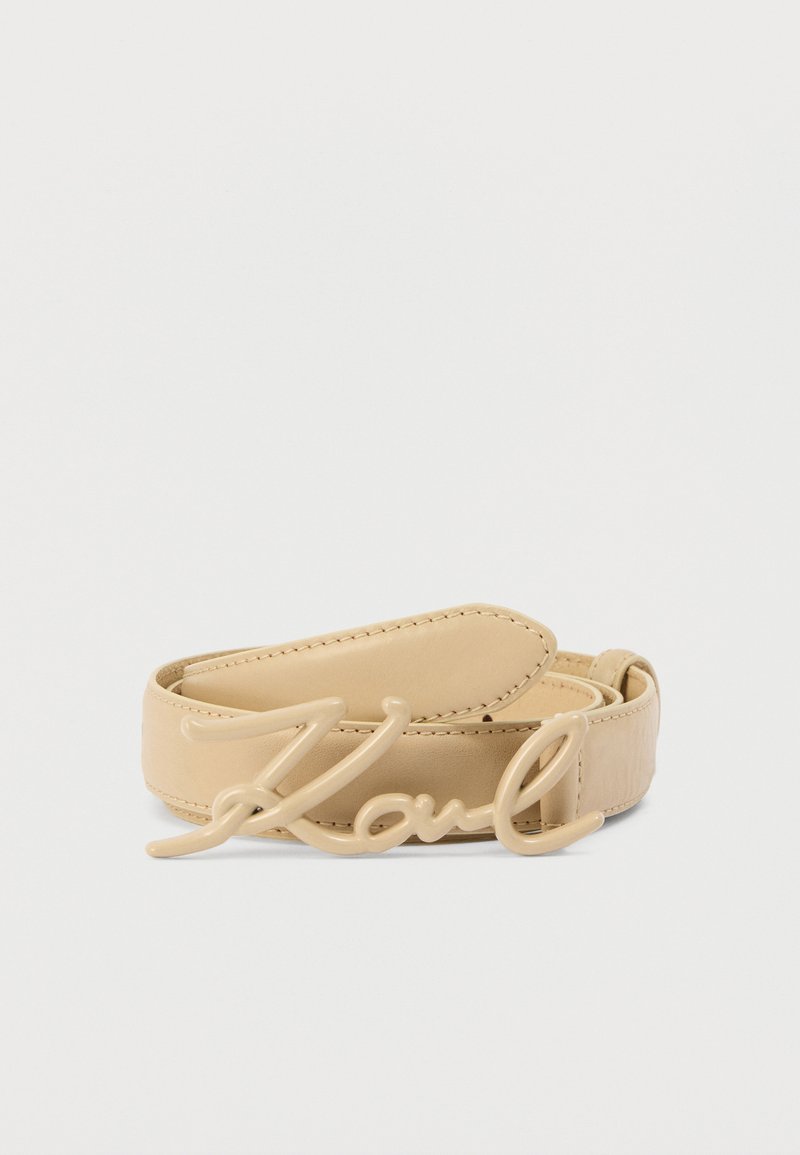 Ζώνη από δέρμα σε καφέ χρώμα με αγκράφα που φέρει το λογότυπο «Karl» σε γραφικό στυλ, με λεία υφή και μινιμαλιστικό σχεδιασμό.