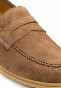 Braune Wildleder-Lederloafer mit runder Zehenpartie, die eine erhöhte Naht und dekorative Steppnähte aufweist, ergänzt durch eine glatte Gummisohle.