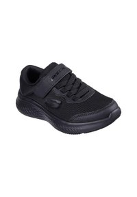 Zapatilla deportiva negra con parte superior de malla, cordones en la parte delantera y una correa de Velcro. Presenta una suela texturizada y un sutil logo en la marca.