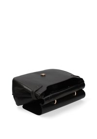 Zwarte leren handtas met een gestructureerd ontwerp, gouden hardwareaccenten en een omslagflapsluiting. Soepele textuur en ruime binnenkant.