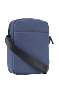 Borsa a tracolla blu navy con finitura liscia e opaca, forma rettangolare, chiusura con zip superiore e tasca frontale. Cinghia nera regolabile.