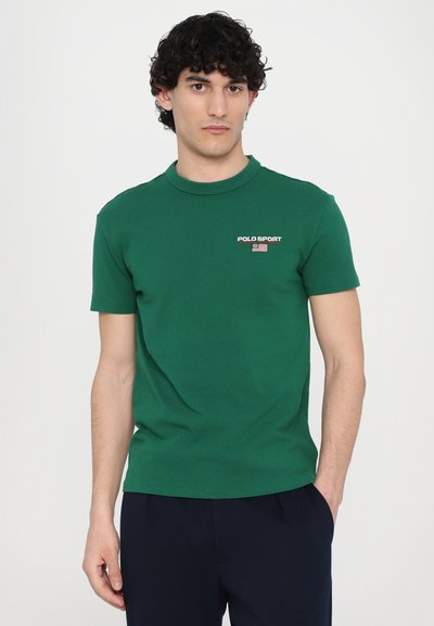 Zelené bavlnené tričko s okrúhlym výstrihom, krátkymi rukávmi a malým bielym logom "POLO SPORT" s americkou vlajkou na ľavom hrudníku.