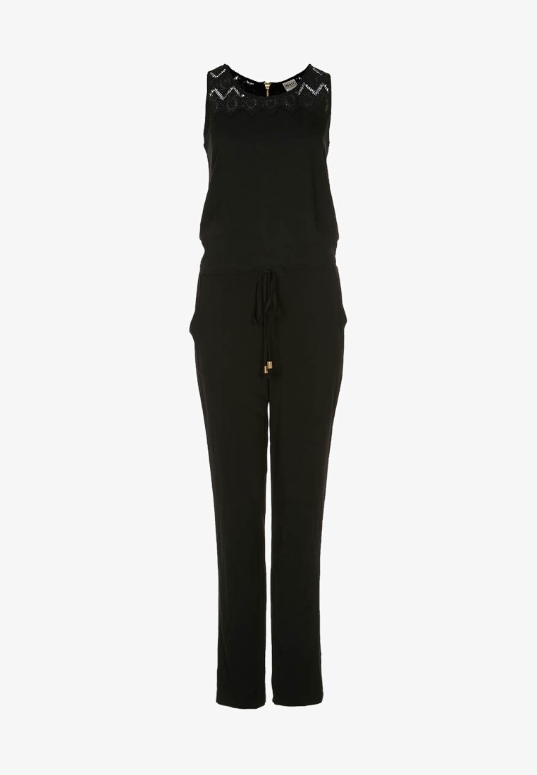 Combinaison noire sans manches avec détail en dentelle au niveau du décolleté, taille à cordon, jambes droites et fermeture éclair au dos.