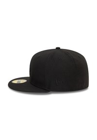 Cappellino da baseball nero con visiera piatta, realizzato in tessuto testurizzato. Presenta un logo ricamato e un adesivo sulla visiera.