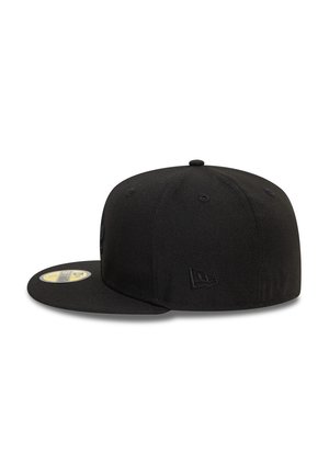 Gorra de béisbol negra con visera plana, hecha de un tejido texturizado. Presenta un logotipo bordado y una pegatina en la visera.