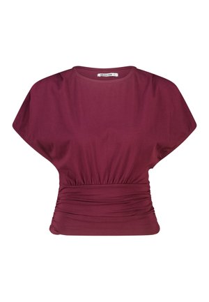 Donkerrode blouse met korte mouwen, brede schouders, een ronde halslijn en een taille met geplooide, gerimpelde details.
