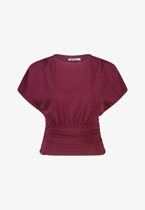 Donkerrode blouse met korte mouwen, brede schouders, een ronde halslijn en een taille met geplooide, gerimpelde details.