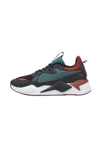 Zwarte en teal sport sneaker met een mesh bovenwerk, geglogeerde accenten, een gevoerde kraag en een witte tussenzool met rode details.