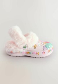Rosa, flauschige Clogs mit Gummisohle, die spielerische Designs, bunte Buchstaben und dekorative Muster von Sonne und Blumen auf der Oberfläche aufweisen.