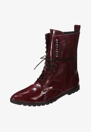 Bottine brillante en cuir rouge foncé à lacets, avec bout pointu, semelle noire et œillets métalliques pour les lacets.