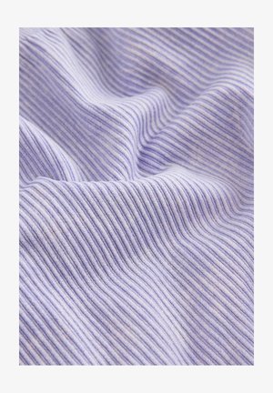 Tessuto ribbed di colore viola chiaro con sottili strisce verticali, caratterizzato da una consistenza morbida e una leggera lucentezza. Il materiale sembra elastico e flessibile.