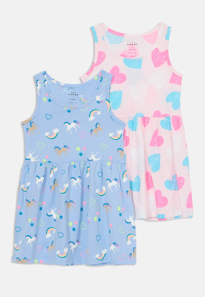 Dois vestidos casuais: um azul claro com unicórnios e arco-íris, o outro rosa com corações azuis e rosa. Ambos têm um design sem mangas.