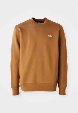 Sudadera de cuello redondo marrón confeccionada en tejido suave, con puños y dobladillo de canalé, y un pequeño logo blanco en el pecho izquierdo.