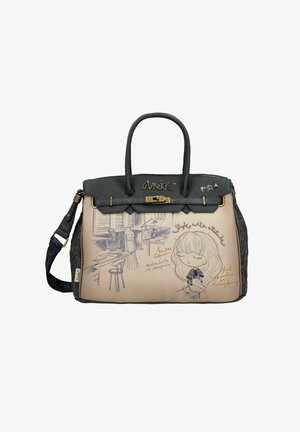 Beige Handtasche aus Kunstleder mit schwarzen Akzenten, die grafische Illustrationen und Text zeigt. Enthält zwei Griffe und einen abnehmbaren Schultergurt.