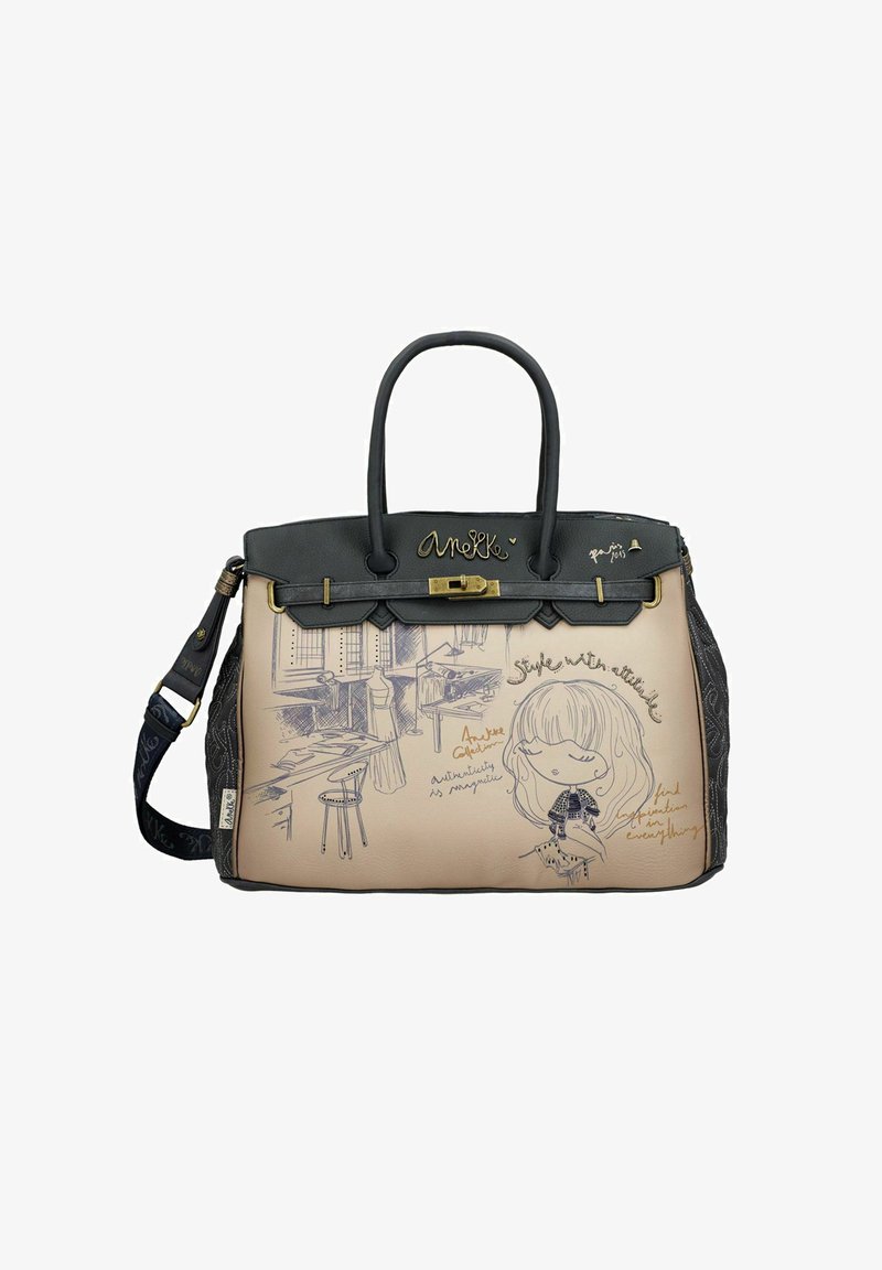 Beige Handtasche aus Kunstleder mit schwarzen Akzenten, die grafische Illustrationen und Text zeigt. Enthält zwei Griffe und einen abnehmbaren Schultergurt.