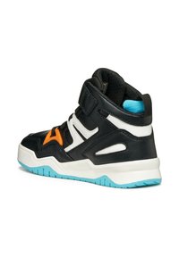 Hoge sneakers met een bovenwerk van zwart leer, witte en oranje accenten, en een lichtblauwe rubberen zool; voorzien van klittenbandsluitingen.
